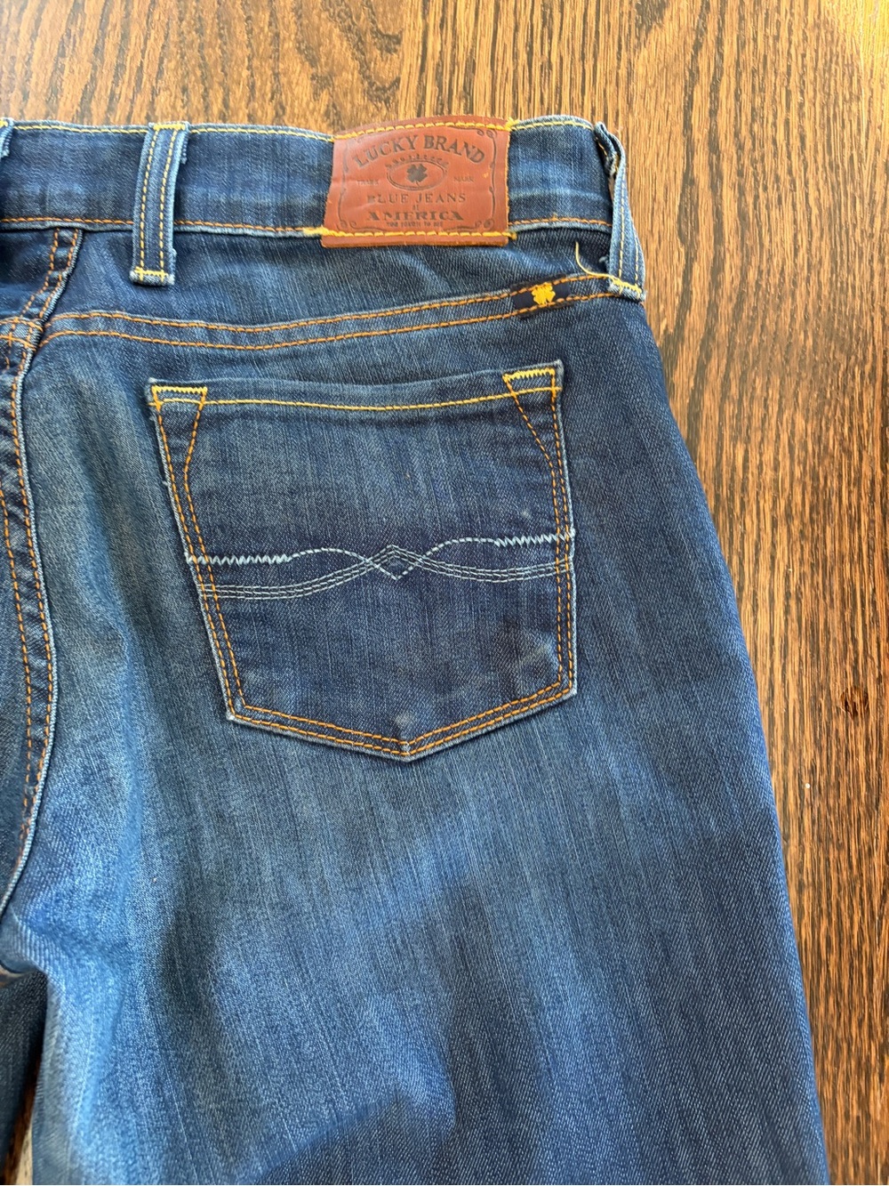 Lucky Brand Women’s Boot Cut Jeans in Dark Blue with Brown Patch Size 0